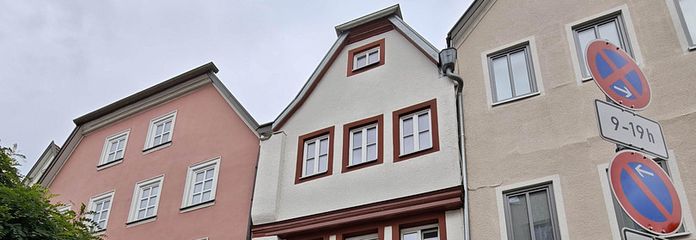 Bad Neustadt a. d. Saale में प्रमुख केंद्रीय स्थान पर आंशिक रूप से नवीनीकृत आवासीय एवं व्यावसायिक भवन – Strassenansicht