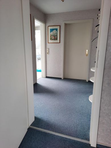 Sehr gepflegtes 4-Familien-Wohnhaus mit großem Gartengrundstück in Top Wohnlage von CR – DG Wohnung 1 Flur