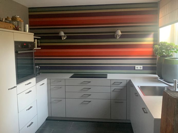 Modernisierter Winkel-Reihenbungalow mit uneinsehbaren Grundstück – Moderne Küche