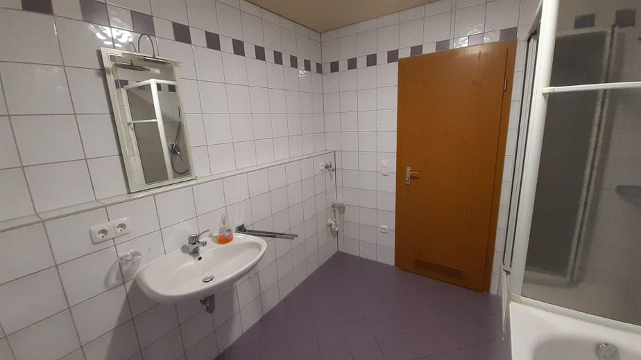 Balkonlu ve genişletme potansiyeline sahip bakımlı 3 odalı çatı katı dairesi – Aichach’ta 67 m² – Badezimmer