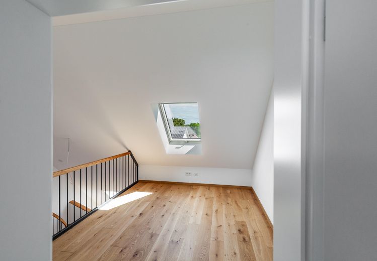 PROVISIONSFREI – Traumhafte Galerie-Wohnung im Erstbezug am Dorfplatz von Augsburg-Inningen – Galerie