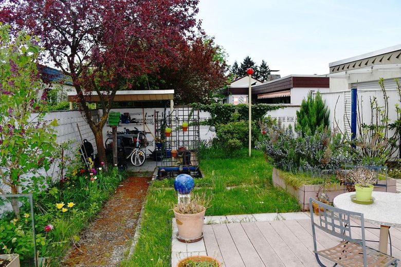 **RESERVIERT** Architektenbungalow + Einliegerwohnung + separate Büroeinheit in Feldrandlage von DA-Arheilgen – Garten
