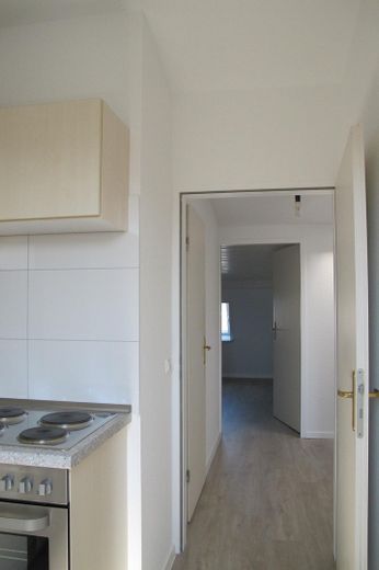 Stilvolle ruhige 3-Zi-Dachgeschosswohnung – eigene Etage, Dachbalken & Gartenmitnutzung – Küche