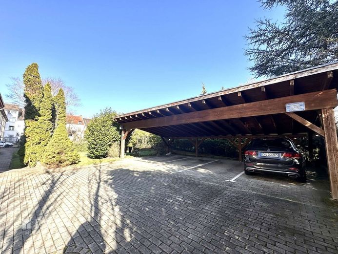 Historisches Ambiente: Großzügige DG-Wohnung! – Carport