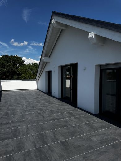Wohnen mit Stil: Penthouse-Wohnen im Grünen – 4-Zimmer-Dachgeschosswohnung mit ca. 144 m² – Dachterasse