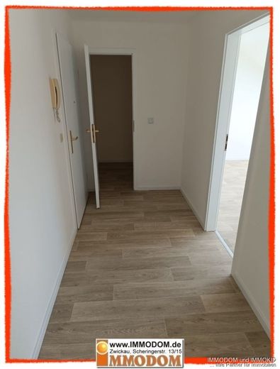 3-Zimmer-Dachgeschoss Wohnung mit BALKON, PKW-Stellplatz und offener Küche im Wohnzimmer zu vermieten! – Flur