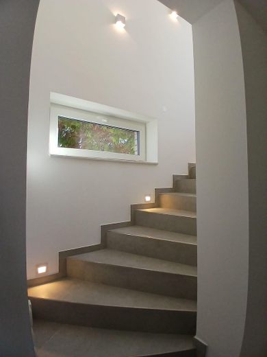 Neubau – Erstbezug | 2-Zimmer-Maisonettewohnung | Dachterrasse | EBK – Treppenaufgang