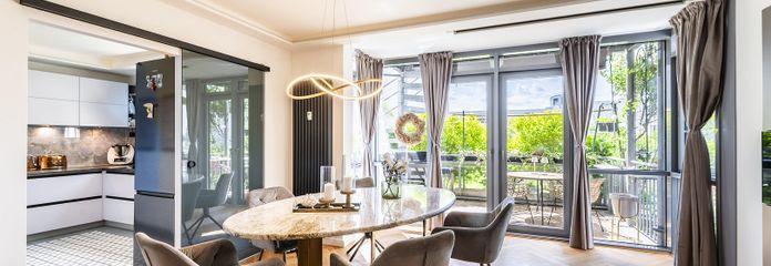 شقة دوبلكس فاخرة مجددة بالكامل بطابع منزل صفّي، حديقة وإطلالة بانورامية على دريسدن – Wohnzimmer
