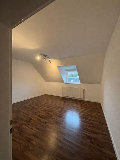 Wohnen am Park! Ruhige und helle 3 Zimmer-Wohnung im 3. OG. – Wohnzimmer