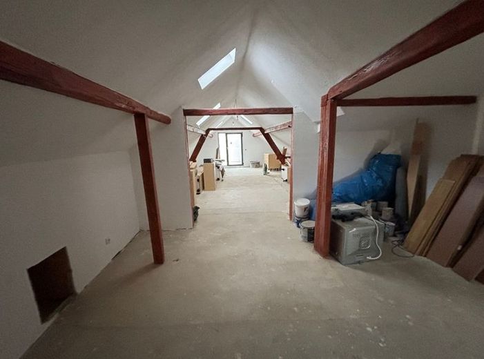 Großes Teilrenoviertes Haus mit vielen Möglichkeiten – langer Raum Dachgeschosswohnung (2)