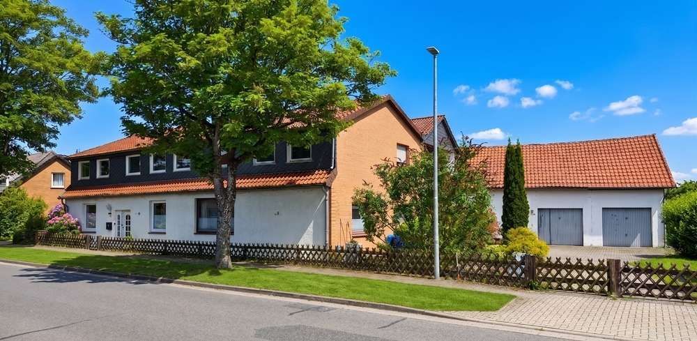 Edemissen - Wehnsen - großzügiges Zweifamilienhaus mit Nebengebäude und Garagen – Aussenansicht