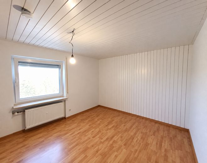 ¡Apartamento de 4 habitaciones en el corazón de Illingen! – Schlafzimmer