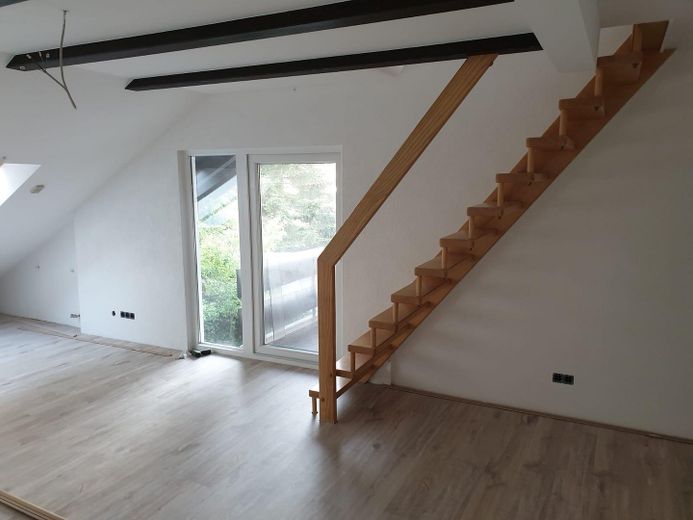 Traumhaftes Zweifamilienhaus mit Garten, Waldblick, Pool, Sauna & Mieteinnahmen – OG Wohnzimmer Treppe