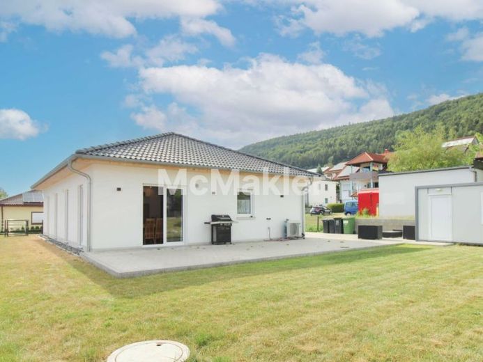 Modernes Wohnen auf einer Ebene, Neuwertiger Bungalow mit Wärmepumpe, Garten und A+ Energieeffizien. – Foto 1