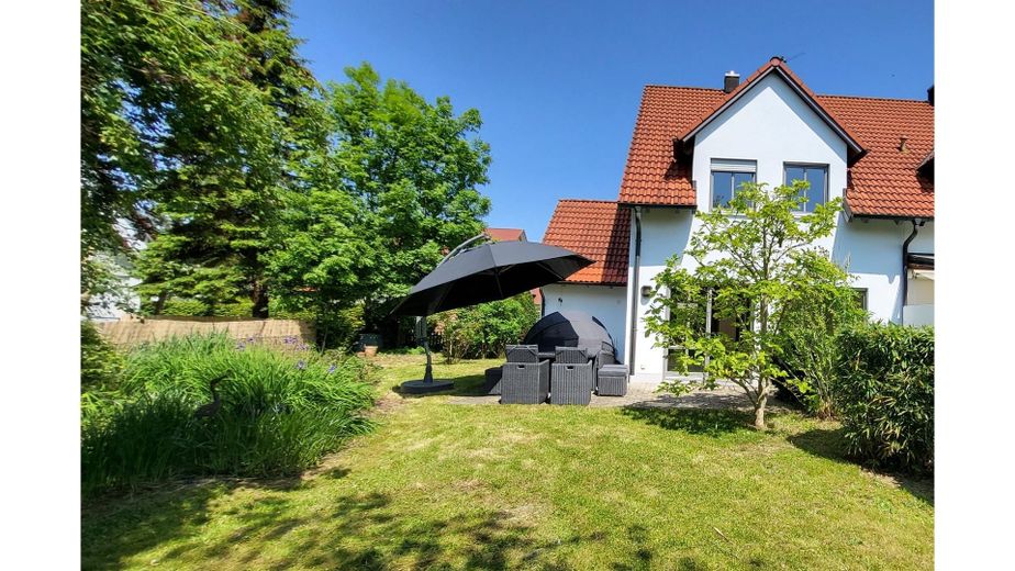 Casa bifamiliare per famiglie con giardino da sogno - asilo fino alla scuola primaria raggiungibili a piedi, 5 min. all'A8, 40 min. a Monaco – S Ansicht