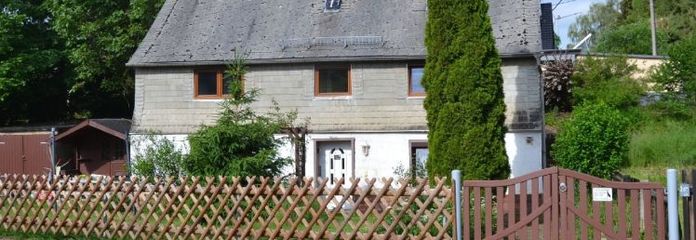 Altes Wohnhaus mit Anbau und zwei Garagen auf schönem Grundstück