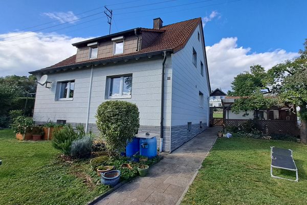 Freistehendes Einfamilienhaus mit großzügigem Garten und Garagenhaus