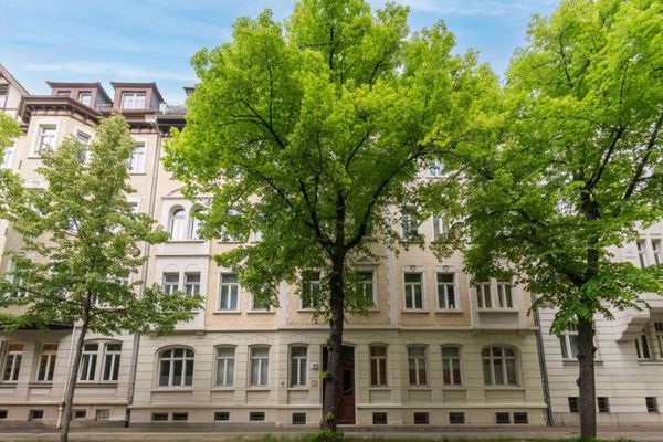 EIN ZUHAUSE MIT LICHT | Charmante DG-Maisonette mit 3 Zimmern im Altbau