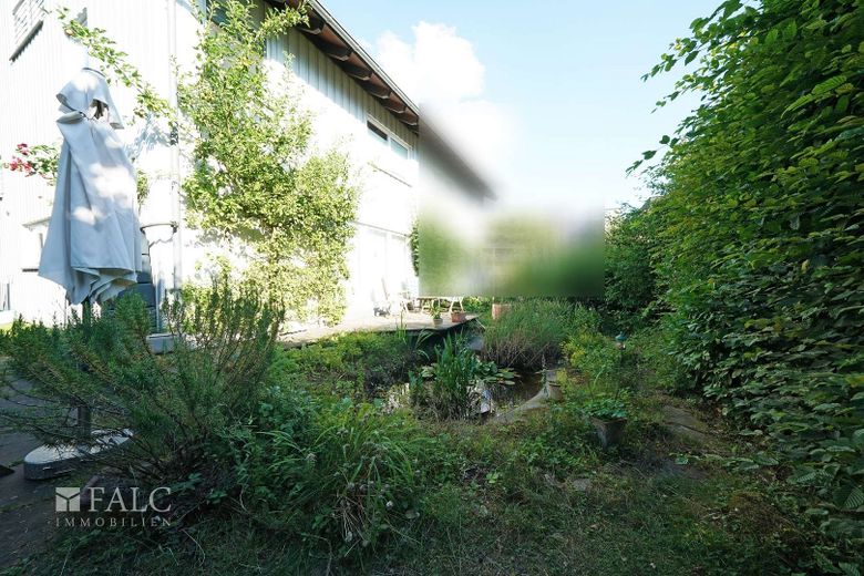 Holzterrasse mit Teich