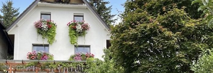 Geräumiges Zweigenerationenhaus mit idyllischem großen Garten und ausbaufähigem Ökonomiegebäude