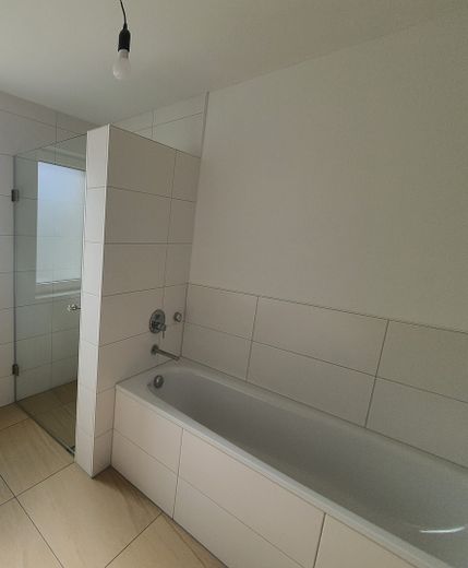 4-Zimmer- Penthouse-Wohnung mit riesiger Dachterrasse – Bad, Dusche, Wanne