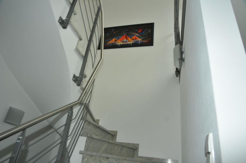Modern architect-designed house for the large family – Treppe Richtung OG