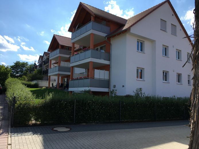 Appartement moderne de 3 pièces avec prestations haut de gamme, balcon et deux carports – Objektansicht