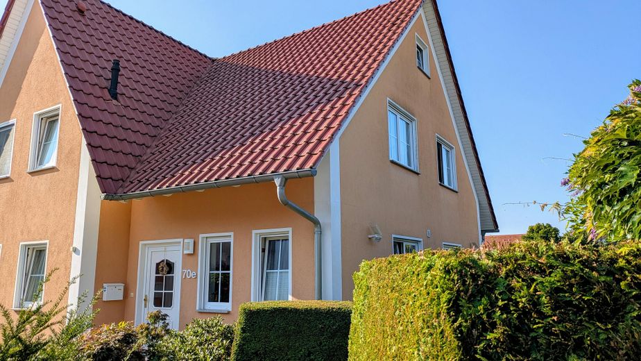 Ihr neues Zuhause, top gepflegte DHH mit Garten, Natur-Teich, Garagen und Stellplatz – Ansicht Nord, Hauseingang