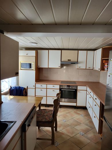 Günstiges, gepflegtes freistehendes Einfamilienhaus mit EBK in Kirchzell (Odw.) – Küche1