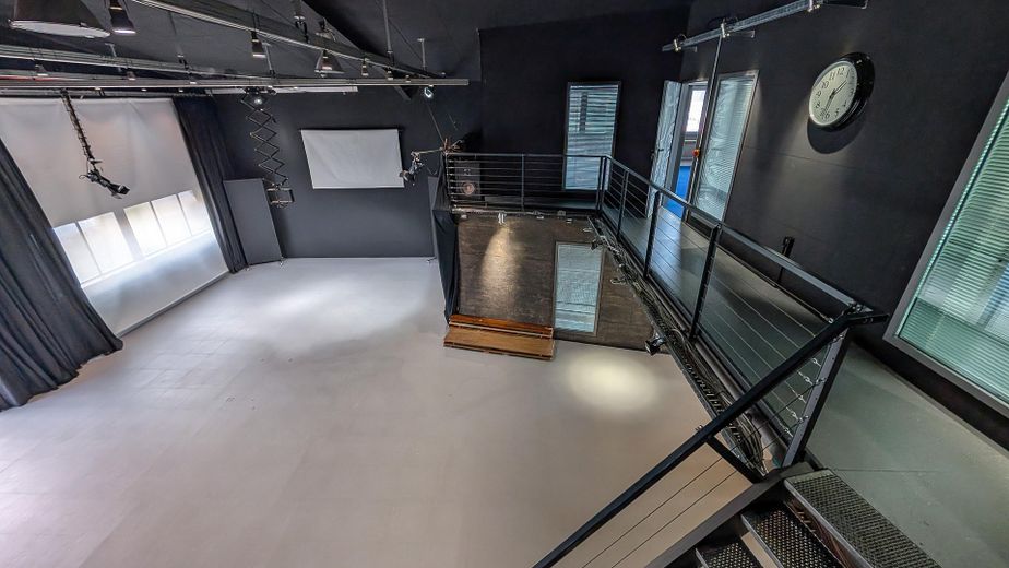 Einzigartig im Umkreis: 278m² Design-Loft-Halle + 100m² Büro-Obergeschoss, genehmigt als Wohnraum – Halle Blick von Galerie OG