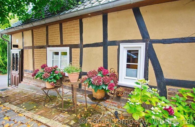 Wohnen in einem Bergischen Häuschen! Hochwertig renoviertes Fachwerk-Tiny-Haus in Cronenberg – c2f76242a024a926af006606bff838c58f0e395b.jpg