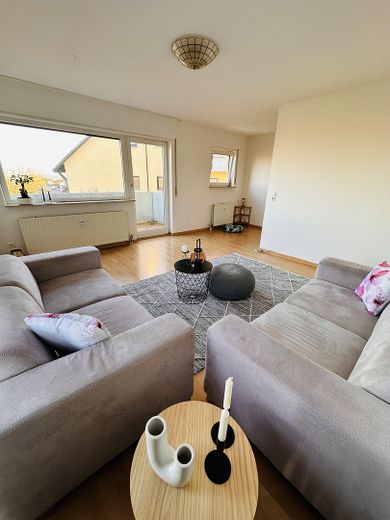 Schöne und helle 2,5 teilmöblierte Zimmer-Wohnung mit Küche, Balkon und Tiefgarage in Leonberg – Foto 3