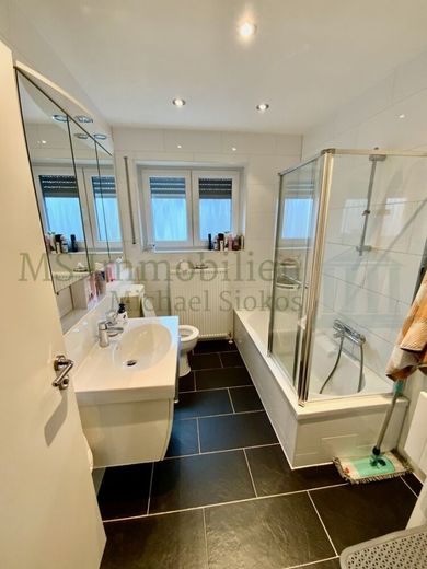 *** Charmantes Einfamilienhaus in Lampertheim-Neuschloß *** – OG Badezimmer