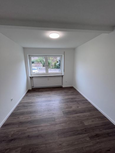 Fully renovated 3-room apartment with kitchen and sunny balcony – Photo 4