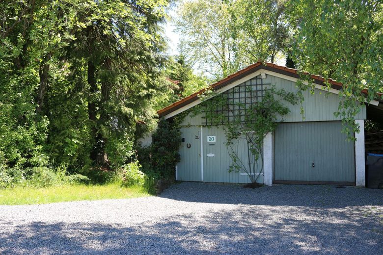 Garage und Einfahrt