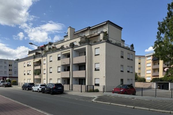 Appartamento attico di 3 locali affittato con ampia terrazza sul tetto e posto auto esterno