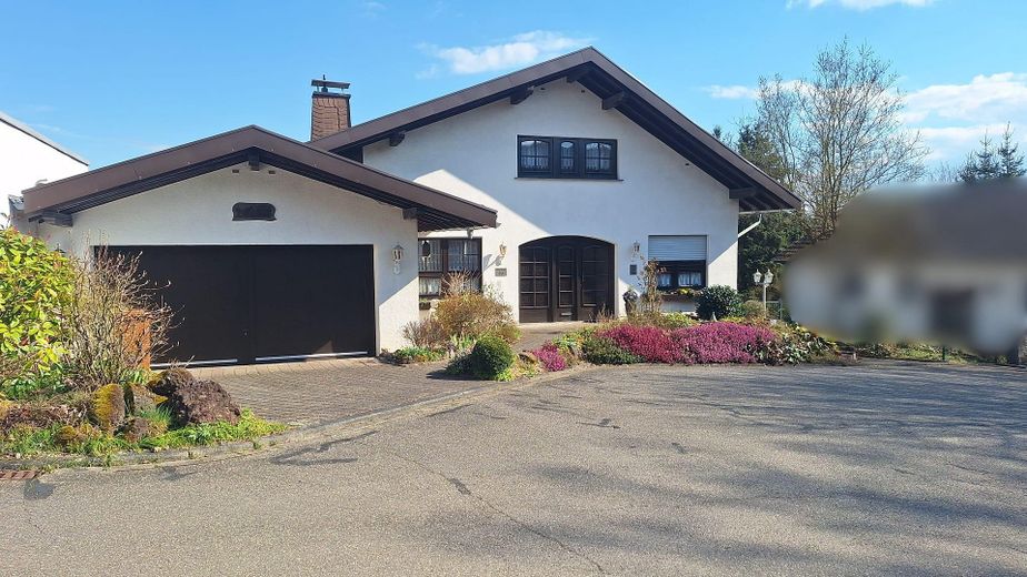 Casa da sogno con valore aggiunto: scoprire casa unifamiliare con appartamento indipendente a Melsbach! – Frontalansicht