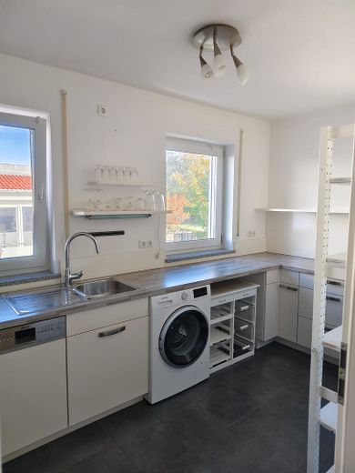 Zentral gelegene 80qm-Wohnung mit großem Sonnenbalkon – Abgetrennte Einbauküche