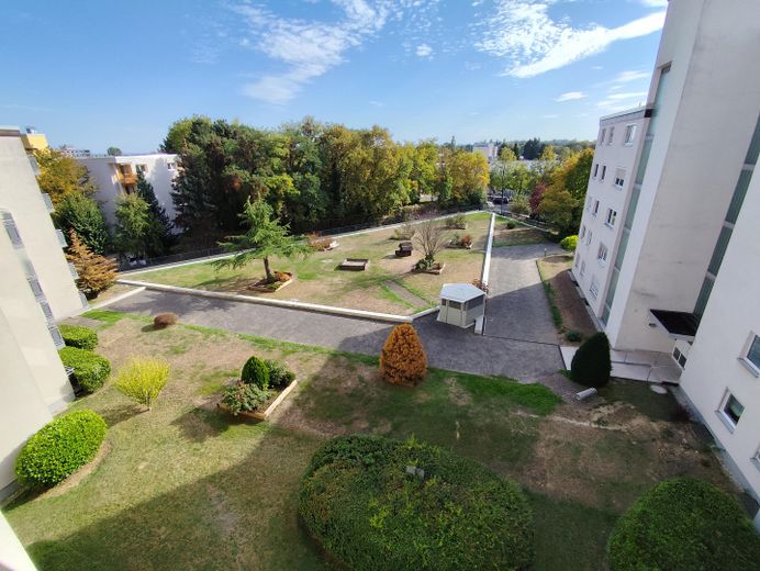Grand appartement de 4 pièces avec balcon et place de parking en sous-sol, dans un quartier prisé de Bad Homburg – Ausblick