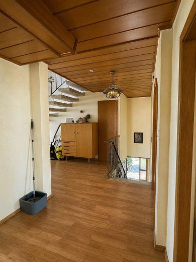 Großzügiges Wohnhaus mit ca.360 m² – Potenzial für Mehrgenerationenwohnen oder mehrere Wohneinheiten – 1. OG Flur