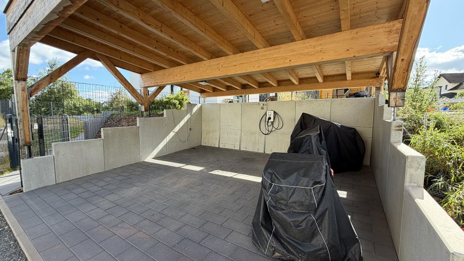 Yeni değerinde masif yapı ev (A+) – ısı pompası, tasarım mutfak ve Wallbox ile, Kulmbach – Carport
