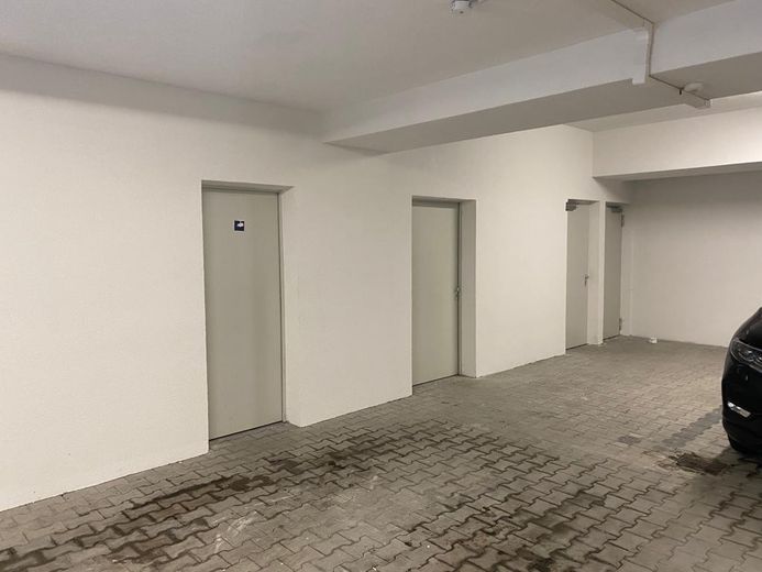 Ebenerdige neuwertige Lagerfläche mit Büro zu vermieten – Eingänge Büro und WC