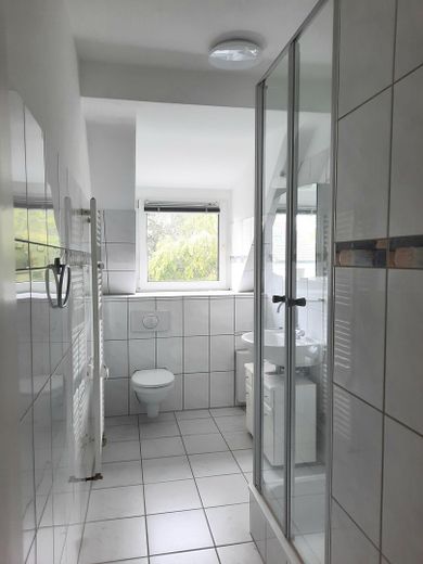D-Bilk: Super Lage! Ruhiges umgrüntes Wohn­-Refugium mit Charme. – Duschbad