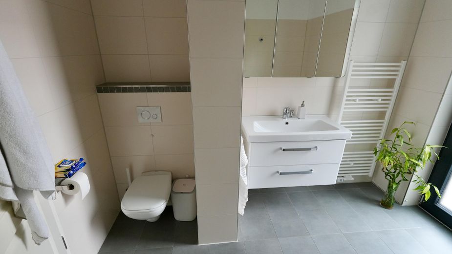 Möblierter 4-Raum nähe Ostkreuz mit großer Terrasse [Untervermietung] – Bad mit Wanne