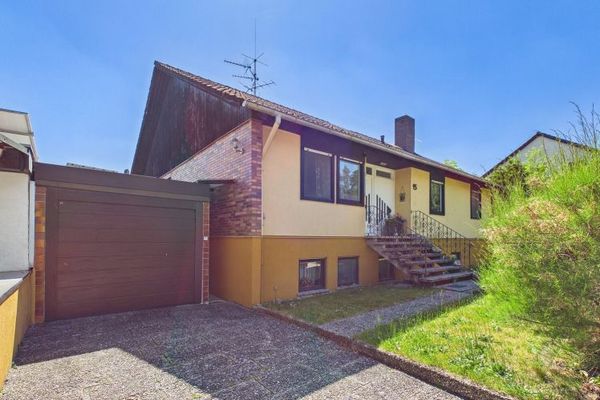 Casa unifamiliare con appartamento indipendente in posizione tranquilla