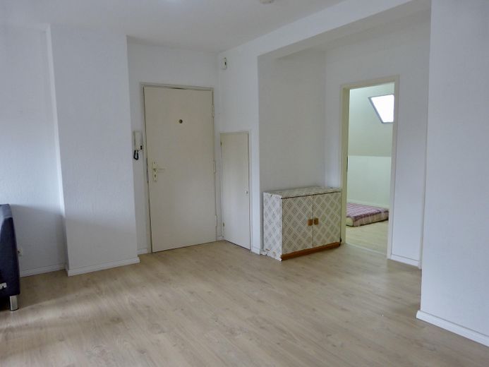 Helle Dachgeschosswohnung mit Einbauküche – perfekt für Paare, Singles oder WG – Wohn- und Essbereich