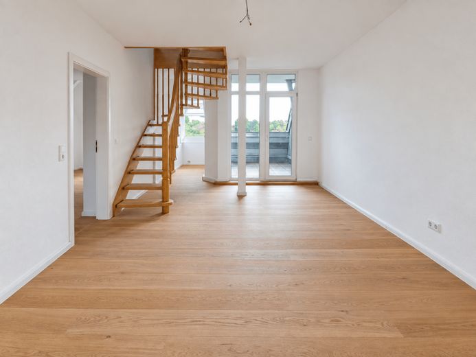 ERSTBEZUG AUF ZWEI EBENEN | Sanierte 3-Raum-Wohnung mit Sonnenloggia – Foto 1