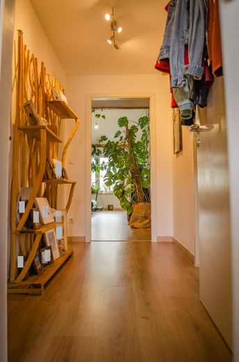 well-located maisonette condominium apartment with underground parking, only 200m to Wiesengrund! – Flur 1