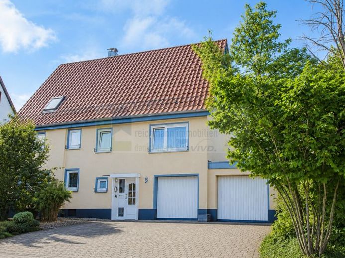 Ein charmantes Wohnhaus voller Möglichkeiten: ideal für Familien, Anleger und mehrere Generationen in Tuningen mit großem Grundstück und Garagen ! – Foto 1