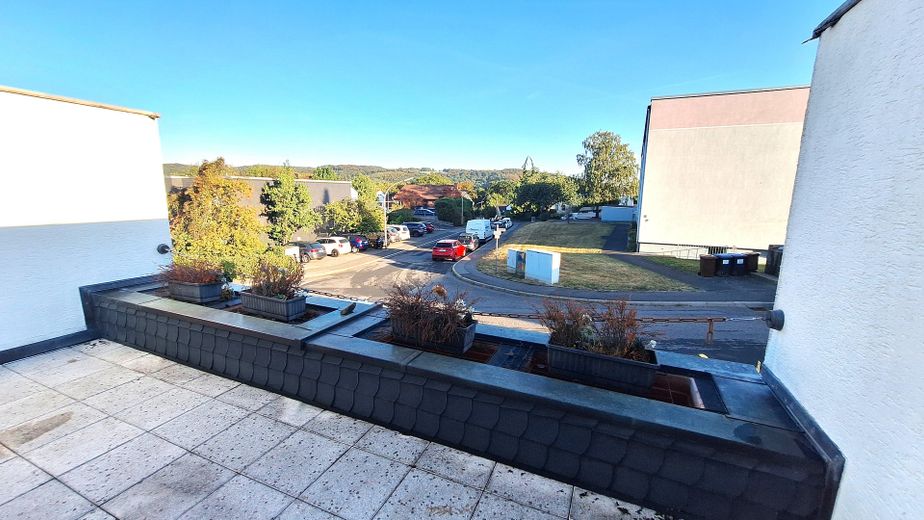 Casa a schiera ben tenuta con ampia terrazza sul tetto soleggiata e molto spazio – Blick von der Dachterrasse